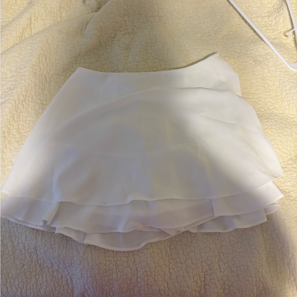 DO+BE White Skort